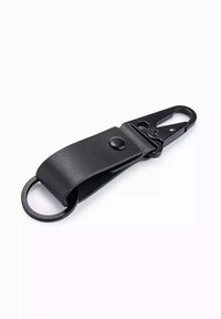 Sort lædernøglering med metalkarabin og løkke, der har en glat overflade og minimalistisk design. Knaplukninger inkluderet.