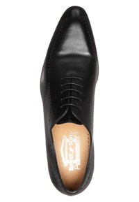 Chaussure habillée en cuir noir avec un bout pointu, six œillets pour les lacets, et un détail perforé le long des côtés. Texture lisse sur toute la surface.