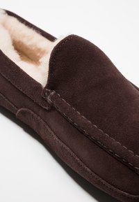 UGG ASCOT - Chinelos - brown