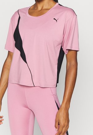 Camiseta deportiva rosa de manga corta, con un acento de malla negra y líneas de diseño curvadas. Fabricada con material ligero y transpirable.