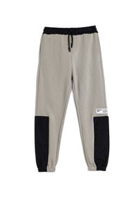 Grå sweatpants med svarta detaljer, dragsko i midjan och elastiska cuffs. Har en etikett på nederdelen av benet och sidofickor.