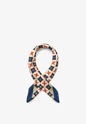 Silkkihuivi, joka on silmukassa löysä solmu, kuvioituna oranssin, sinisen, beigen ja valkoisen geometrisella kukkakuvioinnilla valkoisella taustalla.