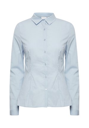 Lys blå, figursydd skjorte med lange ermer, knappestolpe, spiss krage og prinsessesømmer på hvit bakgrunn.