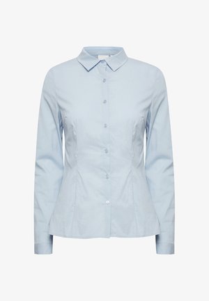Lys blå, figursydd skjorte med lange ermer, knappestolpe, spiss krage og prinsessesømmer på hvit bakgrunn.