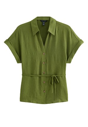 Korte mouw olijfgroene blouse met knopen, kraag en stoffen riem gestrikt in de taille, gestructureerde lichte stof.