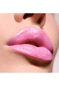 Blanke pink læbestift med en glat tekstur og subtil glans, der har en naturlig læbeform og veldefinerede konturer.