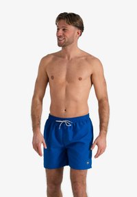 Blauwe zwemshorts gemaakt van lichte stof, met een elastische tailleband met trekkoord, zijkanten zakken en een logo op de voorkant.