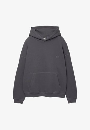 Ciemnoszara bluza z kapturem wykonana z miękkiego materiału. Posiada dużą kieszeń z przodu, sznurek przy kapturze i małe logo na klatce piersiowej.