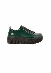 Zapatilla de cuero verde con suela gruesa negra y acanalada, cordones negros y un pequeño logo de estrella plateada cerca del talón.