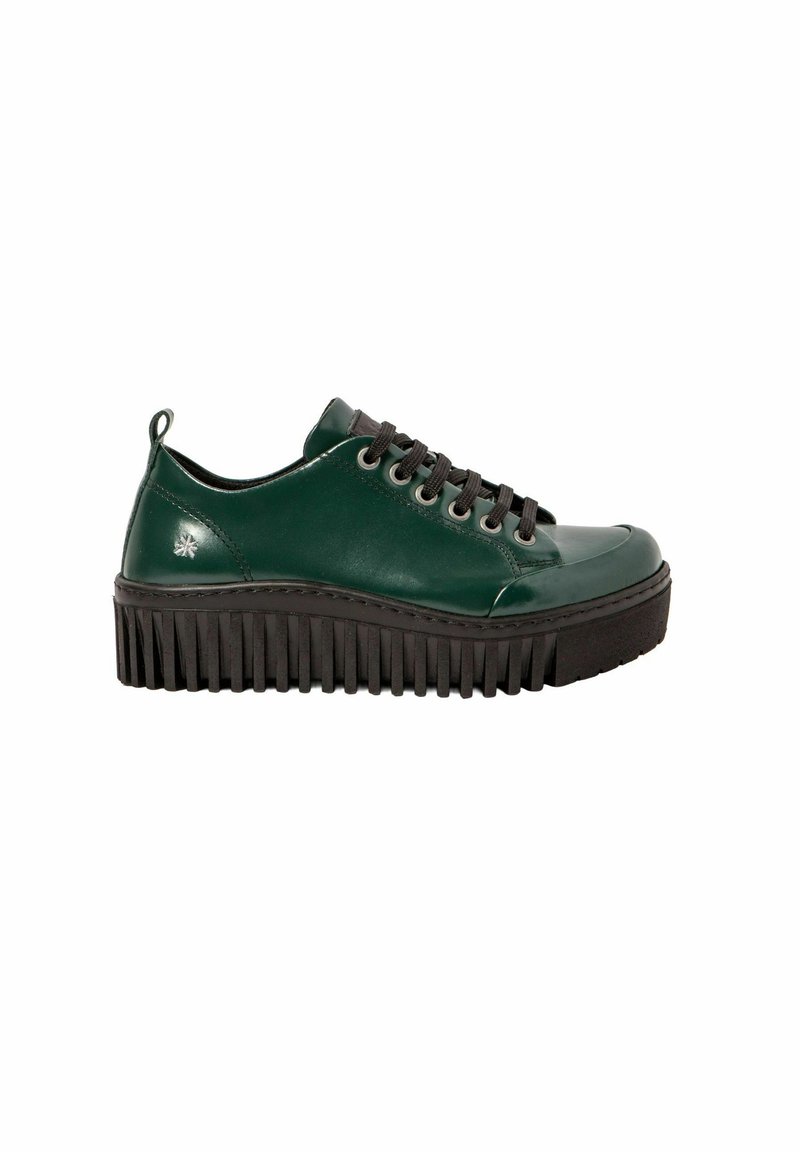 Zapatilla de cuero verde con suela gruesa negra y acanalada, cordones negros y un pequeño logo de estrella plateada cerca del talón.