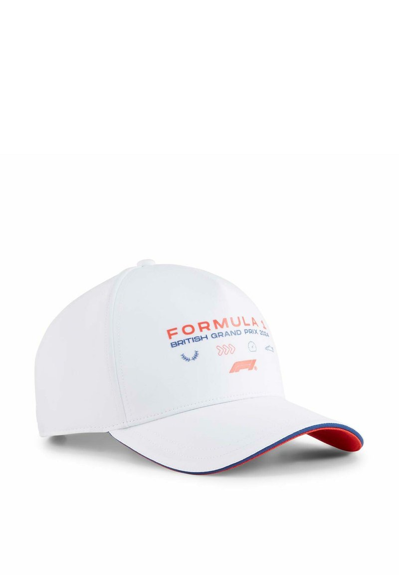 Biała czapka baseballowa z niebieskimi i czerwonymi akcentami. Ozdobiona haftowanym napisem "FORMULA 1 BRITISH GRAND PRIX 2024" oraz kultowymi logo. Gładki materiał.