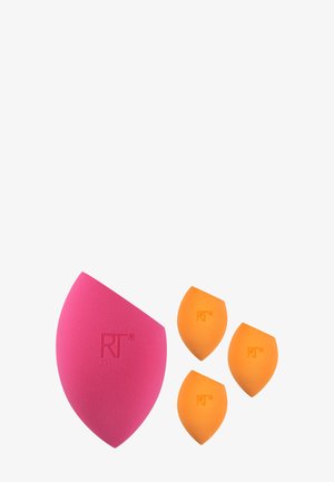 Una grande spugna per trucco rosa e tre spugne più piccole arancioni con il logo RT e bordi inclinati su uno sfondo bianco.