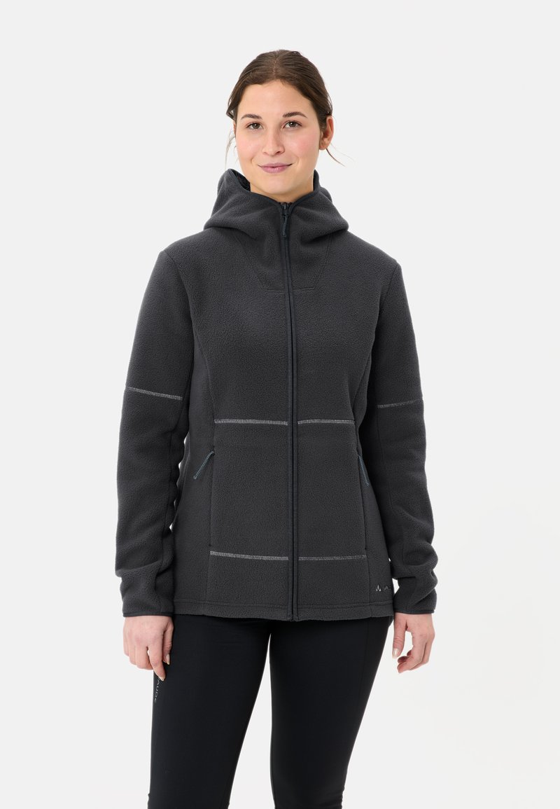 Giacca in fleece grigio scuro con cappuccio, chiusura con zip e due tasche frontali. Presenta dettagli di cucitura a contrasto e una texture morbida.