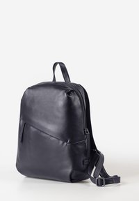 Zaino in pelle nera con una texture liscia, design minimalista, scomparto principale con zip e spallacci regolabili. Presenta una tasca frontale.