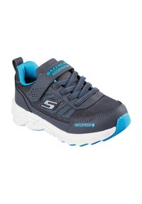 Skechers wasserdichter Sneaker, graues Synthetik-Obermaterial, blaue Akzente, Mesh-Futter, verstellbarer Riemen, strukturierte Sohle für Grip.