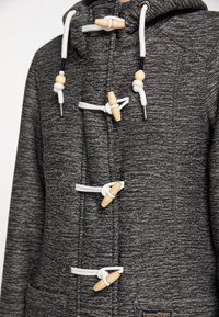 Grå texturerad jacka med dragkedja fram, justerbar huva och träknappar med vita snöraketter.