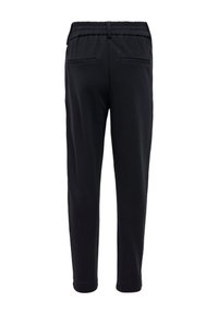 Czarne zwężane spodnie z elastycznym pasem i dwoma tylnymi kieszeniami, pokazane od tyłu na białym tle.