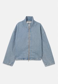 Svetle modrá džínsová bunda s vysokým límcem, předním zipem a volnými dlouhými rukávy. Má jednoduchý design a minimální detaily.