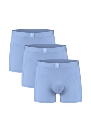 Drie lichtblauwe herenboxershorts met een voorpouch en een klein wit logo op de tailleband, gerangschikt in een verspringende rij.