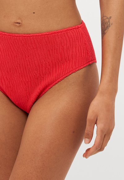 Høyt midjede røde bikinibukser med teksturert, sikksakkmønster, mykt stoff og elastisk livlinning som gir en jevn passform.