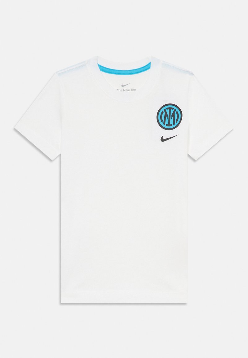 T-shirt blanc à manches courtes en coton, comportant un logo circulaire bleu sur la poitrine gauche et un swoosh Nike noir sur la droite.