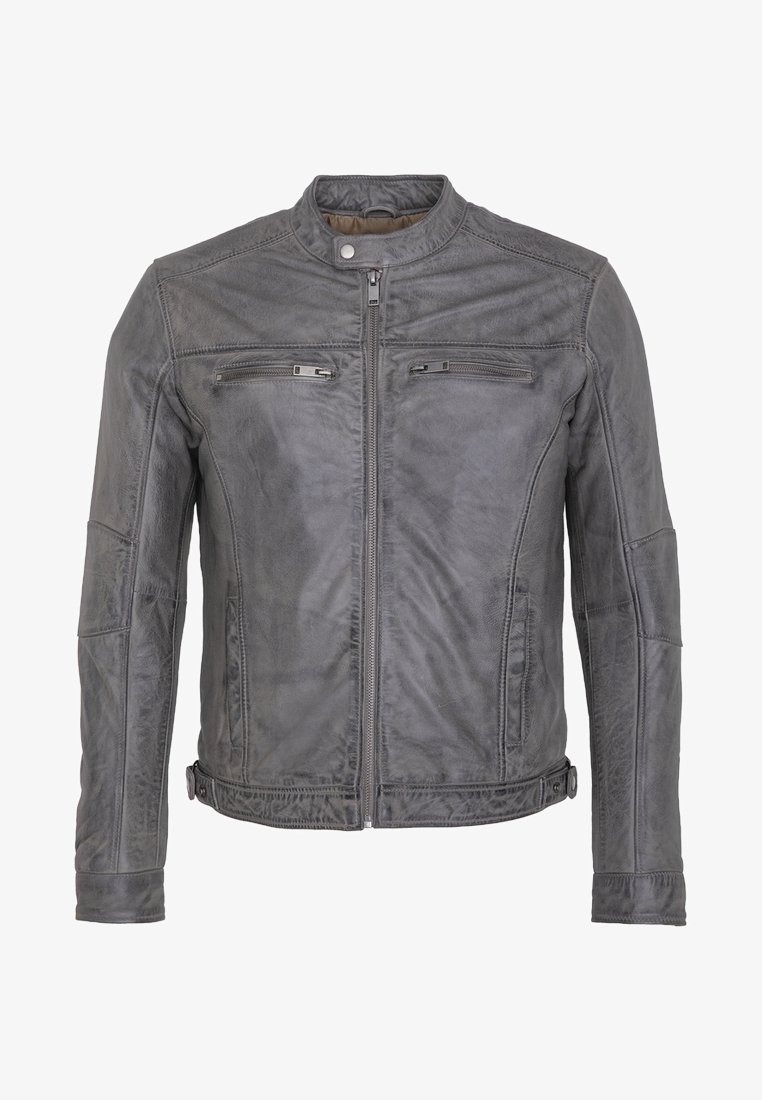 Grå læderjakke med opretstående krave, der har lynlåslommer på brystet, sidelommer og syninger på ærmerne.