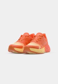Sapatos atléticos laranja brilhante com um degradê para amarelo, apresentando um upper em malha, detalhes texturizados e sola de borracha para tração.