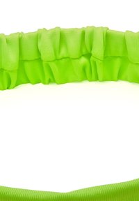 Grünes, gerafftes Haarband aus weichem Stoff, mit einem strukturierten und elastischen Design. Helle Neonfarbe, glatte Oberfläche und geraffte Details.