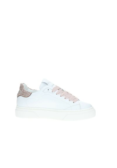 Sneaker bianco in pelle con un accento testurizzato rosa sul retro e lacci intrecciati rosa. La suola bianca spessa aggiunge stabilità e ammortizzazione.