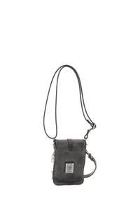 Malá čierna kožená crossbody taška s dlhou nastaviteľnou š strapom a kovovou nášivkou značky "A.S 98" na prednej chlopni.