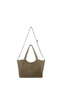 Sac à main en daim marron moyen avec deux poignées courtes et une longue bandoulière réglable suspendu sur un fond blanc.