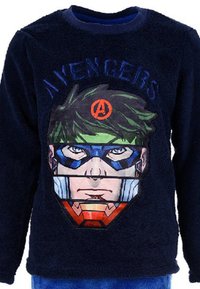 Camisa de manga larga de forro polar azul marino con un gráfico colorido de la cara de un superhéroe con cabello verde brillante y gafas azules. Texto "Avengers" arriba.