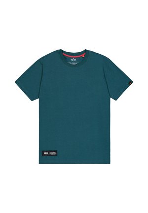 T-shirt a maniche corte color verde acqua, realizzata in tessuto morbido, con scollo rotondo, colletto interno rosso e etichetta nera in basso a sinistra.