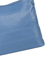 Blauwe leren schoudertas met een gladde textuur, zachte structuur en een minimalistisch ontwerp. Beschikt over een enkele schouderband.