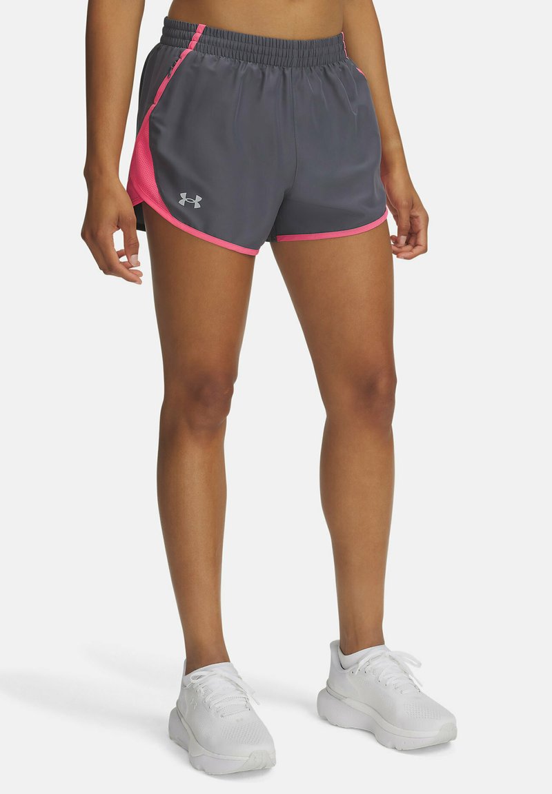 Grå idrottsshorts med rosa accenter, elastisk midja och en avslappnad passform. Har mesh-sidopaneler för andningsförmåga och logodetalj.