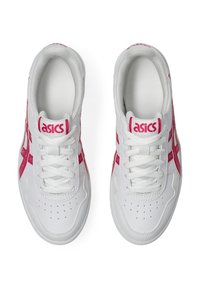 Białe buty sportowe z różowymi akcentami, z gładką skórzaną cholewką, perforowanym czubkiem i sznurowanym zapięciem. Logo marki na języku.