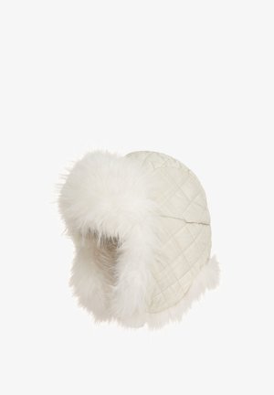 Sombrero crema acolchado con un borde y mentonera de suave piel sintética blanca, que ofrece una cobertura completa y un ajuste ceñido.