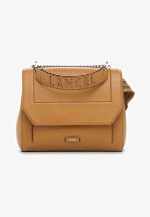 Sac à main en cuir tan avec une finition texturée, présentant un logo en relief bien visible, des détails en chaîne sur la bandoulière et un design angulaire.