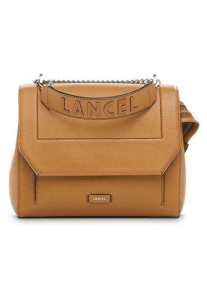 Borsa a mano in pelle color tan con finitura texturizzata, dotata di un logo in rilievo ben visibile, dettagli in catena sulla tracolla e design angolare.