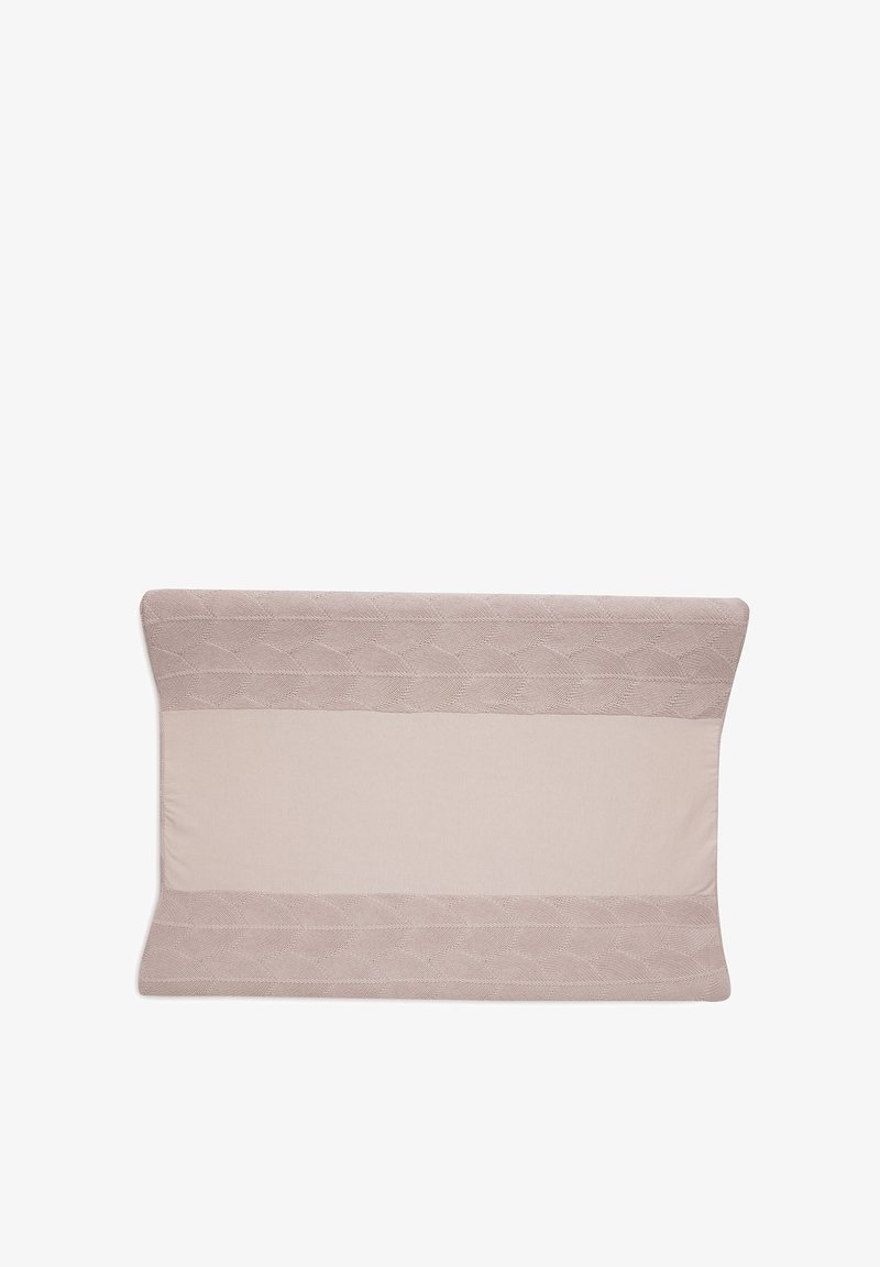 Zacht beige kussen met een gestructureerde geprofileerde rand. De bovenrand heeft een geweven ontwerp, terwijl het hoofdgedeelte glad en in een effen kleur is.