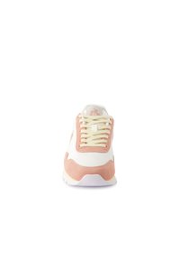 Sneaker bianca e rosa con punta in suede, perforazioni, lacci color crema e suola in gomma. Presenta un logo sulla linguetta.