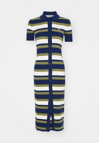 Jūras spēku un baltas svītras adīta kleita ar īsām piedurknēm, polo apkakli un priekšējiem pogām. Iezīmēta ar zaļu logo un sānu izgriezumu kustībai.