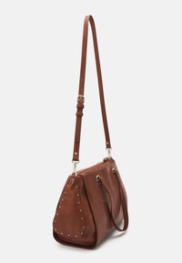 Braune Schultertasche aus strukturiertem Material mit Reißverschluss, zwei oberen Griffen, verstellbarem Umhängeriemen und Nietenakzenten an der Seite.