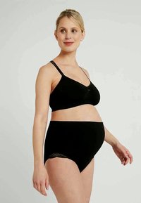 Sort graviditetsbh og trusse sæt med tynde stropper, en glat tekstur og blonde detaljer på trussen for ekstra finesse.