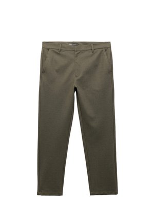 Pantalon vert olive en tissu texturé, avec une coupe droite, passants de ceinture et deux poches latérales, avec une finition soignée à l'ourlet.