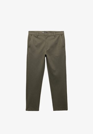 Pantalon vert olive en tissu texturé, avec une coupe droite, passants de ceinture et deux poches latérales, avec une finition soignée à l'ourlet.