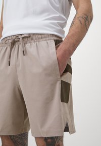Under Armour BASELINE SHORT - Calções desportivos - tetra gray/black