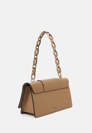 Brązowa skórzana torebka o prostokątnym kształcie, z klapą zapinaną na zatrzask oraz masywnym łańcuchem ze złota i skóry jako paskiem, z logo Tommy Hilfiger na przedniej stronie.