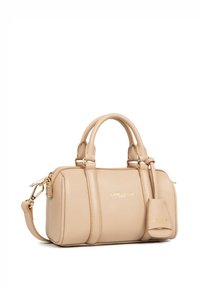 Sac en cuir beige avec quincaillerie dorée, doubles poignées supérieures, bandoulière amovible et un petit tag sur le côté.