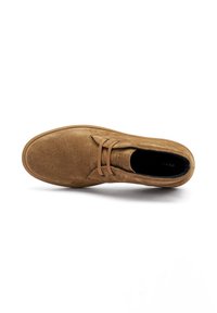 Scarpa in suede marrone con punta arrotondata, design con lacci e una consistenza liscia. Presenta un interno imbottito e una suola resistente.